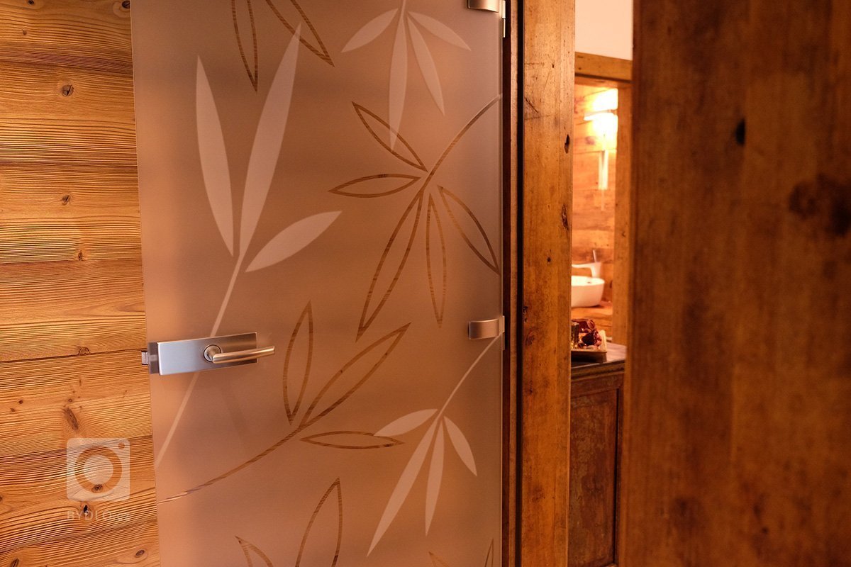 Návrh dispozice 1. NP obsahuje stávající halu, prádelnu, pracovnu, koupelnu, WC, sklad, chodbu, Kuchyň, spíž, obytný prostor. Ze stávající garáže bude pomocí…