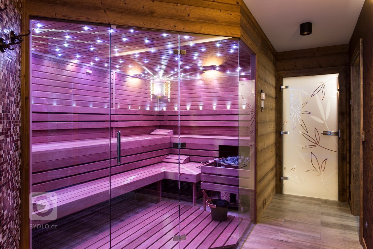 Návrh dispozice 1. NP obsahuje stávající halu, prádelnu, pracovnu, koupelnu, WC, sklad, chodbu, Kuchyň, spíž, obytný prostor. Ze stávající garáže bude pomocí…