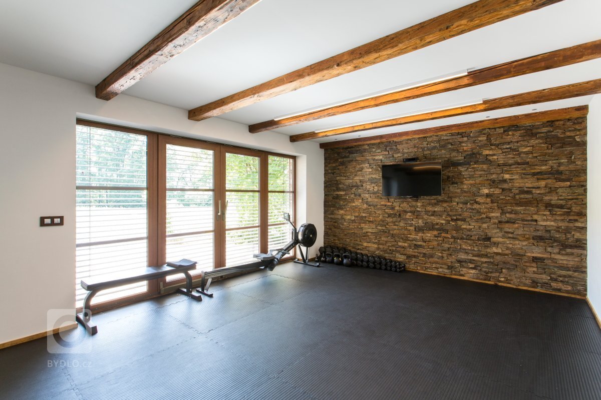 Návrh dispozice 1. NP obsahuje stávající halu, prádelnu, pracovnu, koupelnu, WC, sklad, chodbu, Kuchyň, spíž, obytný prostor. Ze stávající garáže bude pomocí…