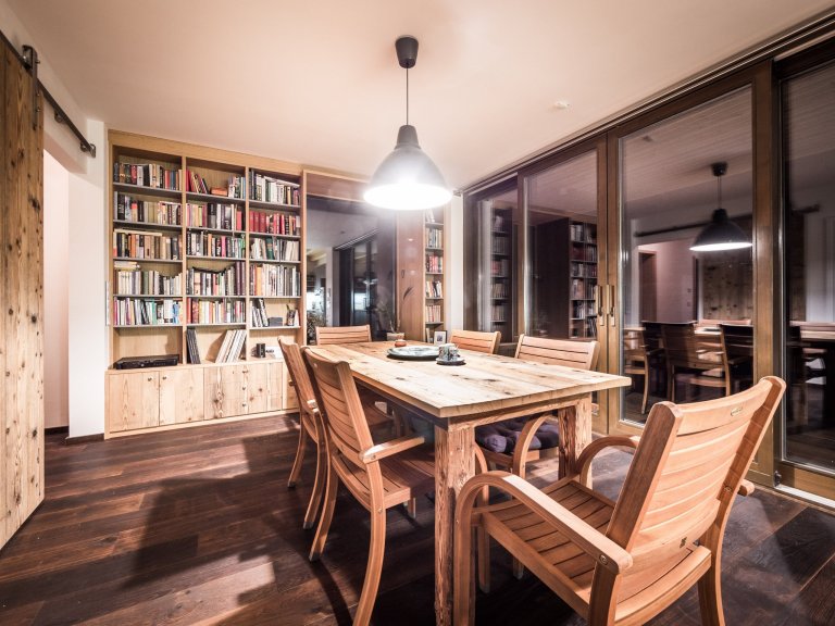 Nově postavený rodinný dům v obci Zdiby poblíž našeho hlavního města dostal díky koncepci veškerého vybavení do přírodních materiálů netradiční tvář. Byl to…