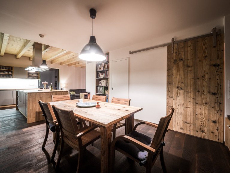 Nově postavený rodinný dům v obci Zdiby poblíž našeho hlavního města dostal díky koncepci veškerého vybavení do přírodních materiálů netradiční tvář. Byl to…