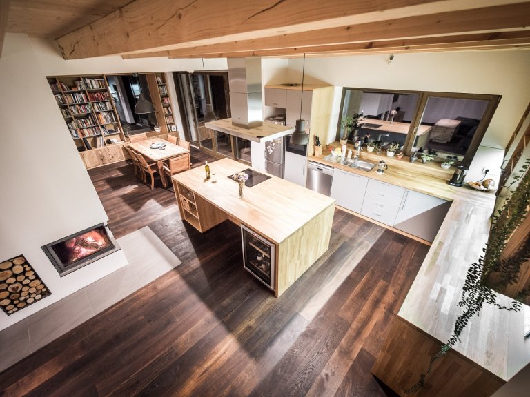 Nově postavený rodinný dům v obci Zdiby poblíž našeho hlavního města dostal díky koncepci veškerého vybavení do přírodních materiálů netradiční tvář. Byl to…