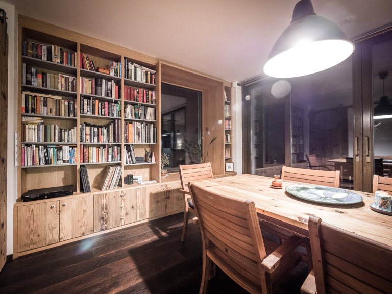 Nově postavený rodinný dům v obci Zdiby poblíž našeho hlavního města dostal díky koncepci veškerého vybavení do přírodních materiálů netradiční tvář. Byl to…