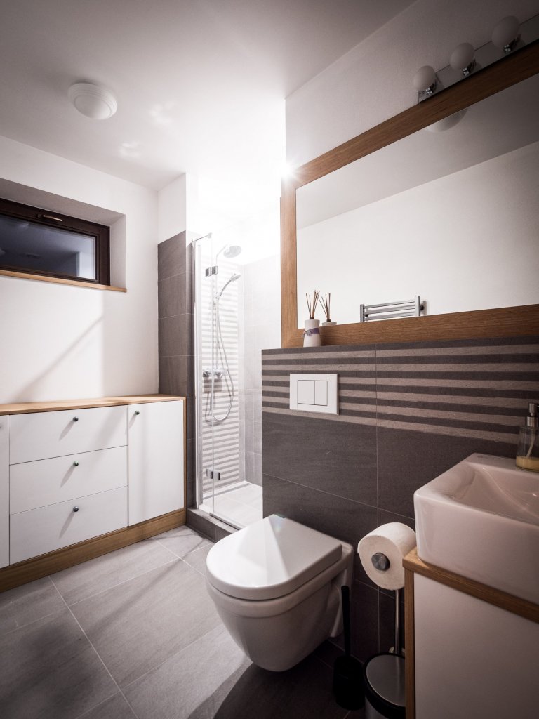 Nově postavený rodinný dům v obci Zdiby poblíž našeho hlavního města dostal díky koncepci veškerého vybavení do přírodních materiálů netradiční tvář. Byl to…