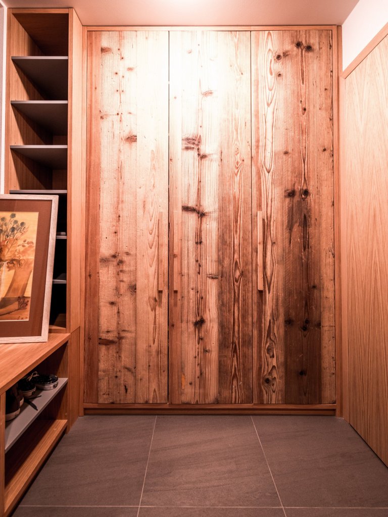 Nově postavený rodinný dům v obci Zdiby poblíž našeho hlavního města dostal díky koncepci veškerého vybavení do přírodních materiálů netradiční tvář. Byl to…