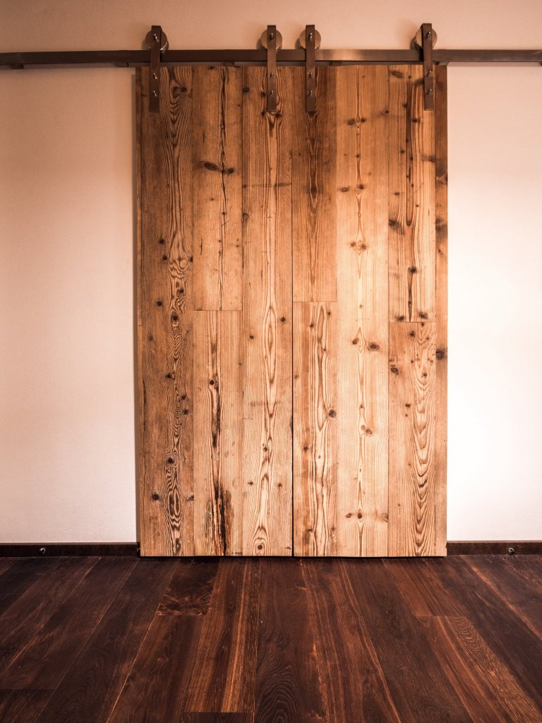 Nově postavený rodinný dům v obci Zdiby poblíž našeho hlavního města dostal díky koncepci veškerého vybavení do přírodních materiálů netradiční tvář. Byl to…