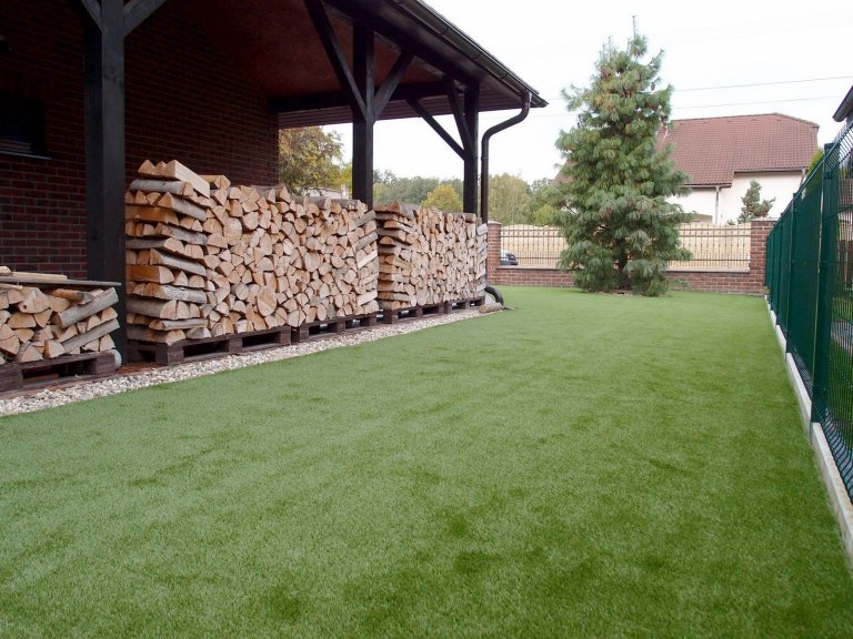 Umělý trávník Royal Grass SILK 35 instalovaný na předzahrádce rodinného domu.