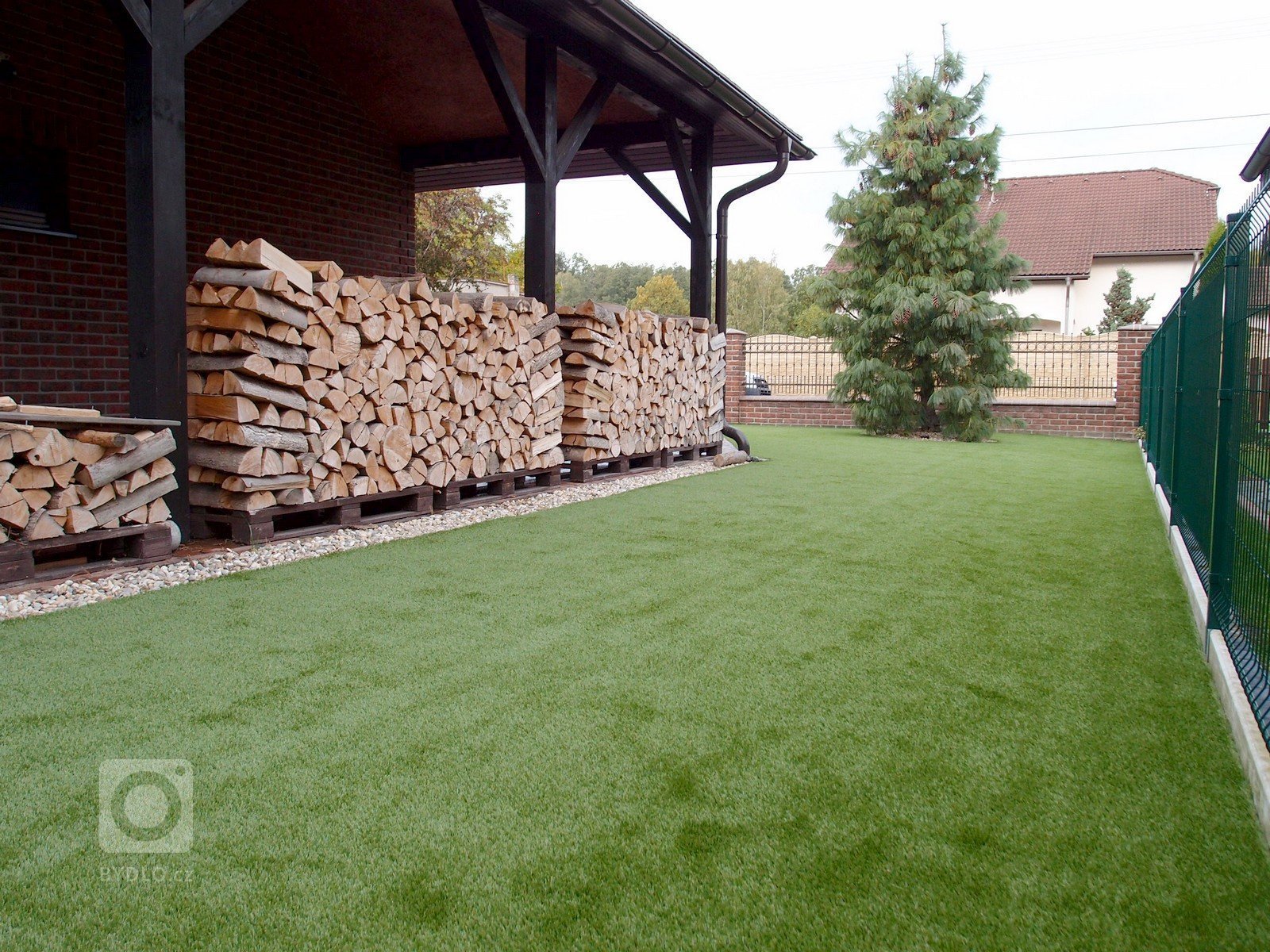 Instalace umělého trávníku Royal Grass SILK 35 na předzahrádce rodinného domu.