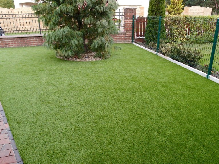 Instalace umělého trávníku Royal Grass SILK 35 na předzahrádce rodinného domu.