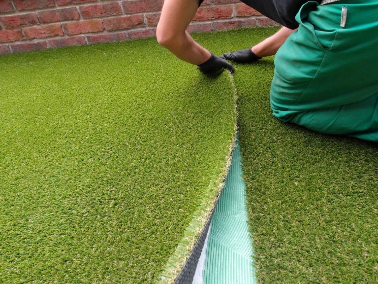 Instalace umělého trávníku Royal Grass SILK 35 na předzahrádce rodinného domu.
