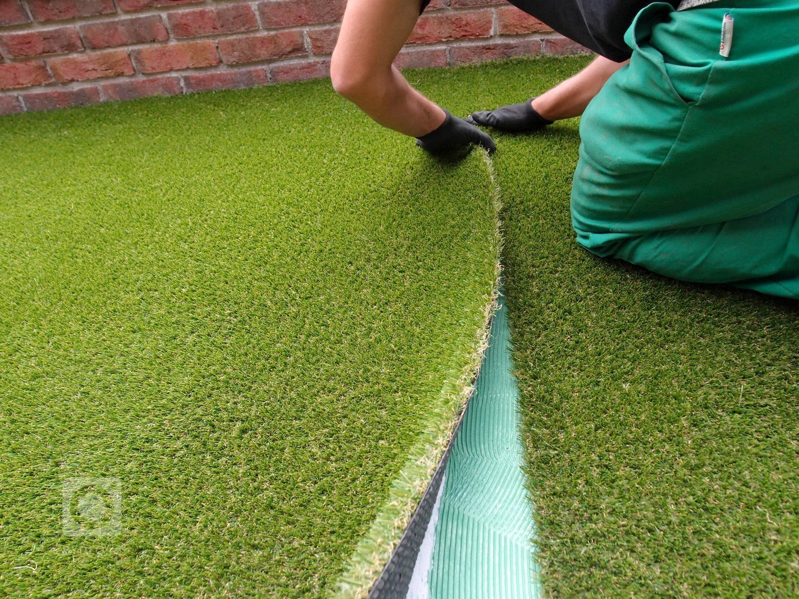 Instalace umělého trávníku Royal Grass SILK 35 na předzahrádce rodinného domu.