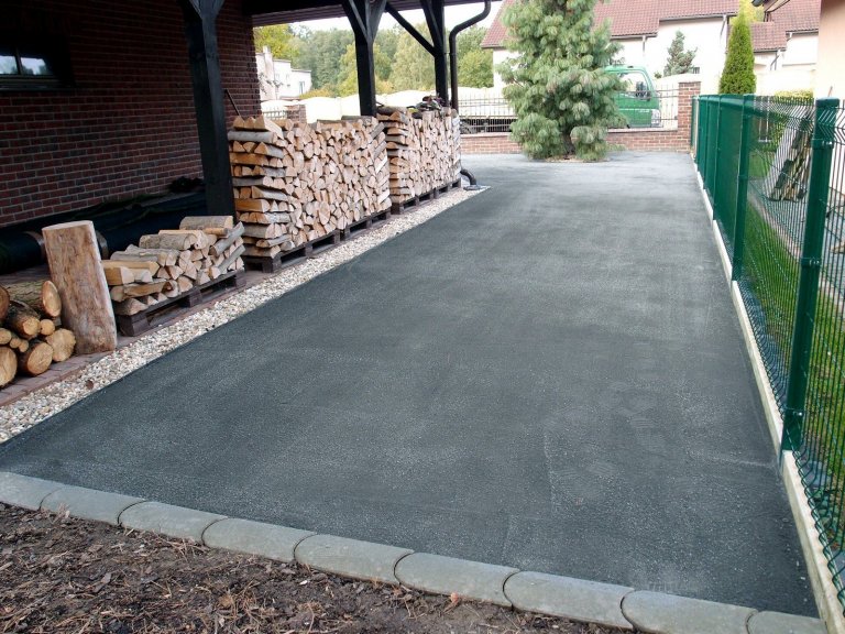 Instalace umělého trávníku Royal Grass SILK 35 na předzahrádce rodinného domu.