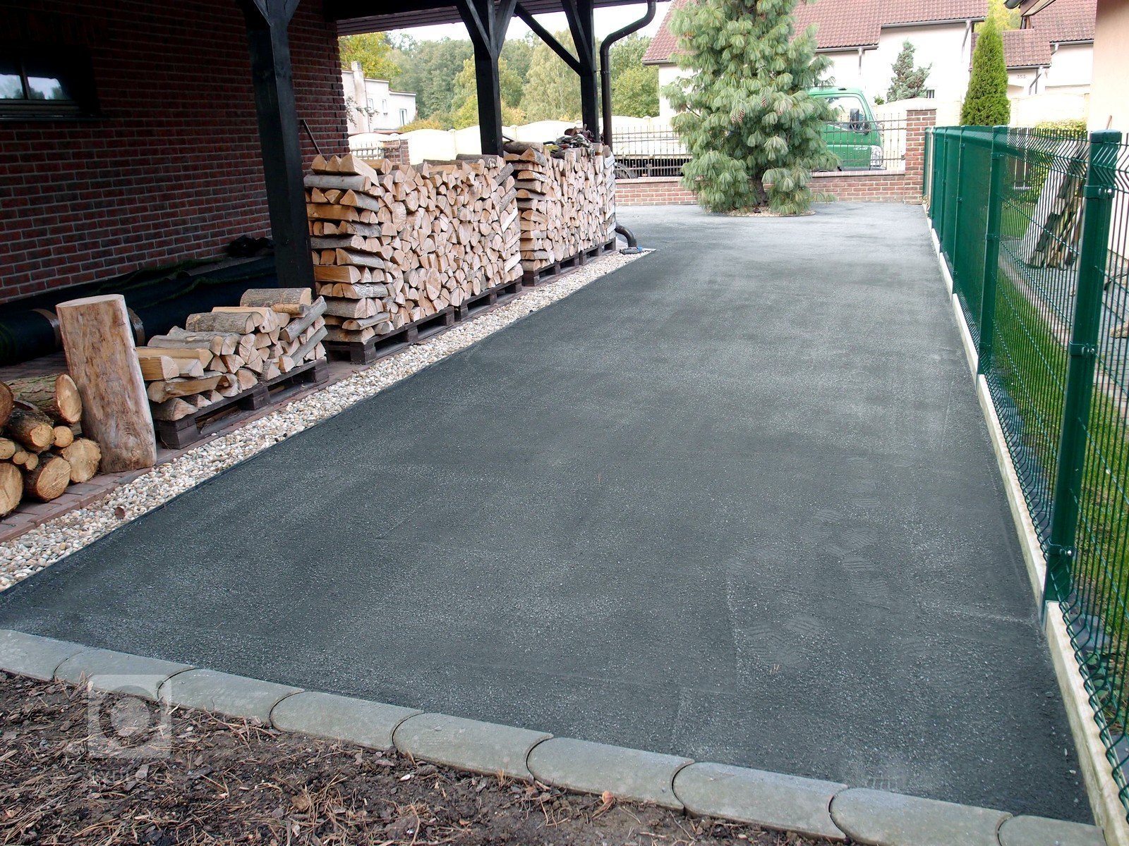 Instalace umělého trávníku Royal Grass SILK 35 na předzahrádce rodinného domu.