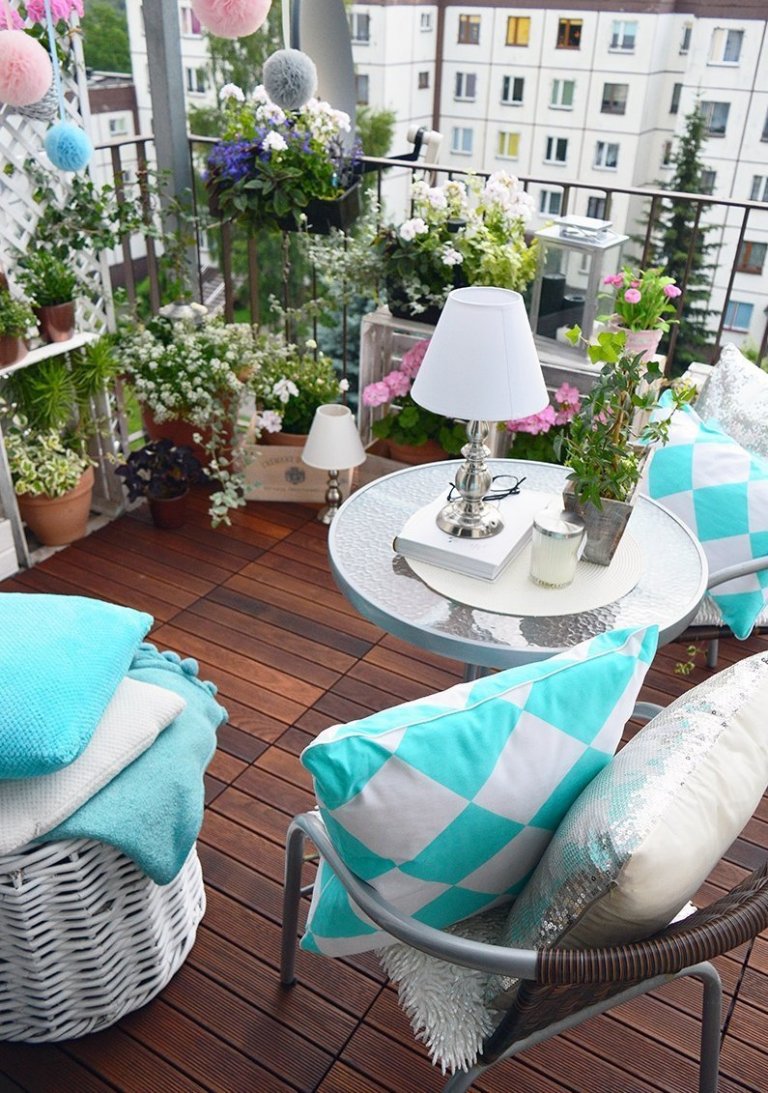Přeměna bytového klasického balkonu, doplněna krásnými prvky doplněna dřevěnou podlahou. Inspiracie pro balkon
