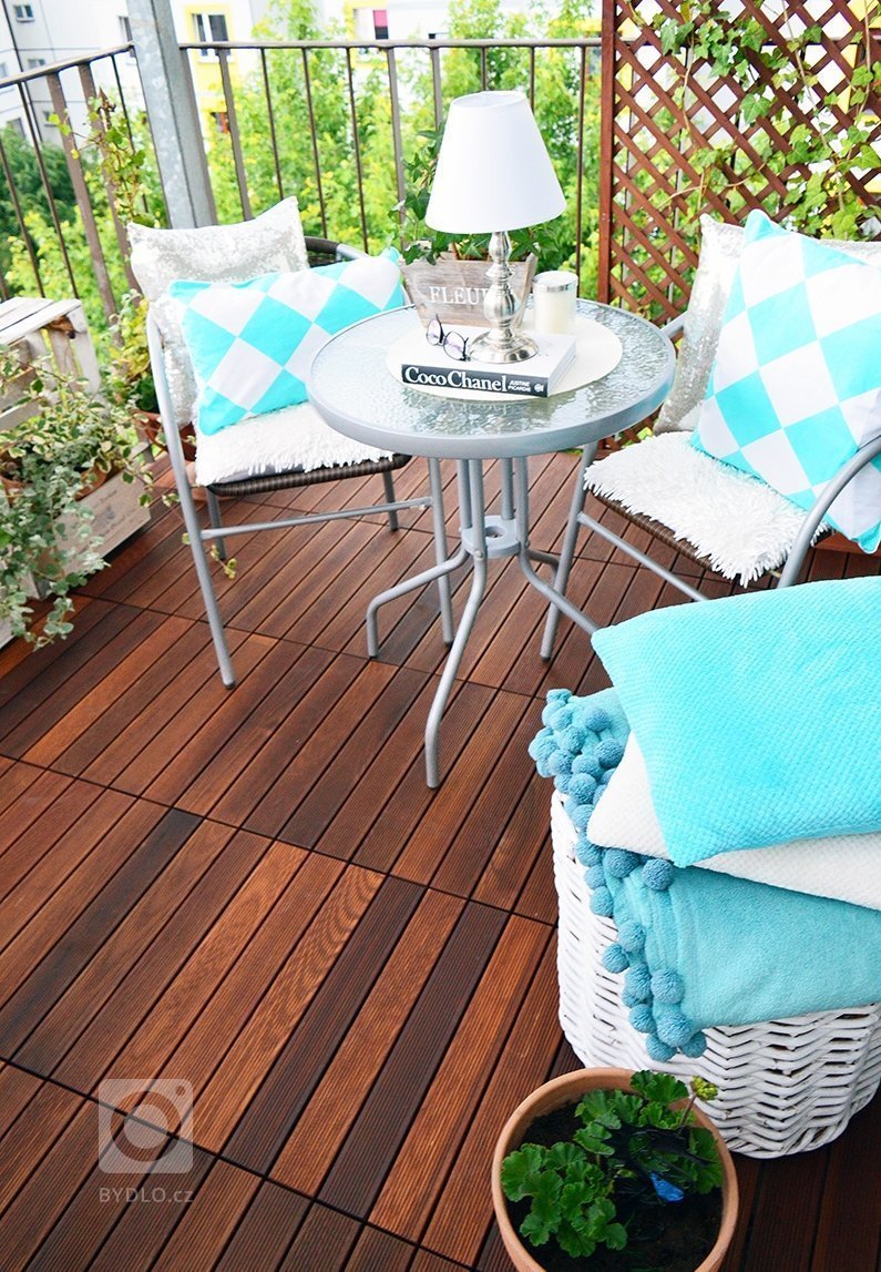 Přeměna bytového klasického balkonu, doplněna krásnými prvky doplněna dřevěnou podlahou. Inspiracie pro balkon
