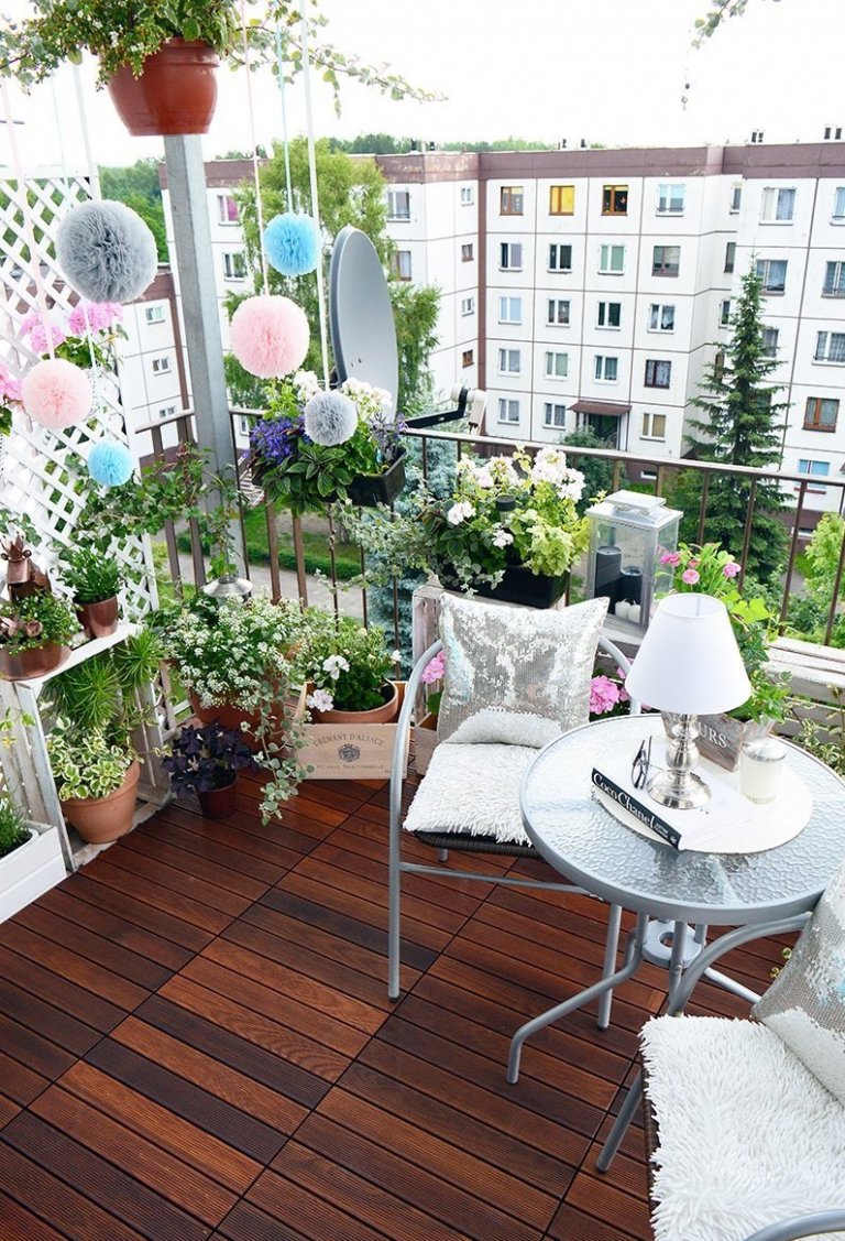 Přeměna bytového klasického balkonu, doplněna krásnými prvky doplněna dřevěnou podlahou. Inspiracie pro balkon

