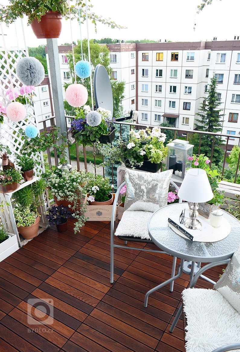 Přeměna bytového klasického balkonu, doplněna krásnými prvky doplněna dřevěnou podlahou. Inspiracie pro balkon
