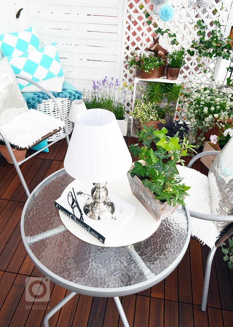 Přeměna bytového klasického balkonu, doplněna krásnými prvky doplněna dřevěnou podlahou. Inspiracie pro balkon
