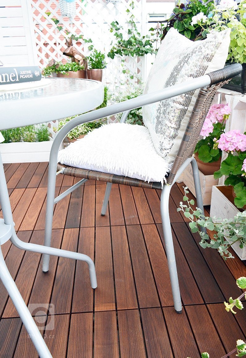 Přeměna bytového klasického balkonu, doplněna krásnými prvky doplněna dřevěnou podlahou. Inspiracie pro balkon
