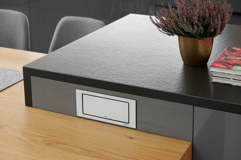 Luxusní dům s prosklením, díky kterému je zajištěno přirozené denní světlo v interiéru. To dává ještě více vyniknout našemu nábytku, který byl navržen v…