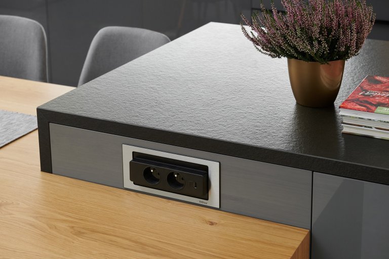 Luxusní dům s prosklením, díky kterému je zajištěno přirozené denní světlo v interiéru. To dává ještě více vyniknout našemu nábytku, který byl navržen v…