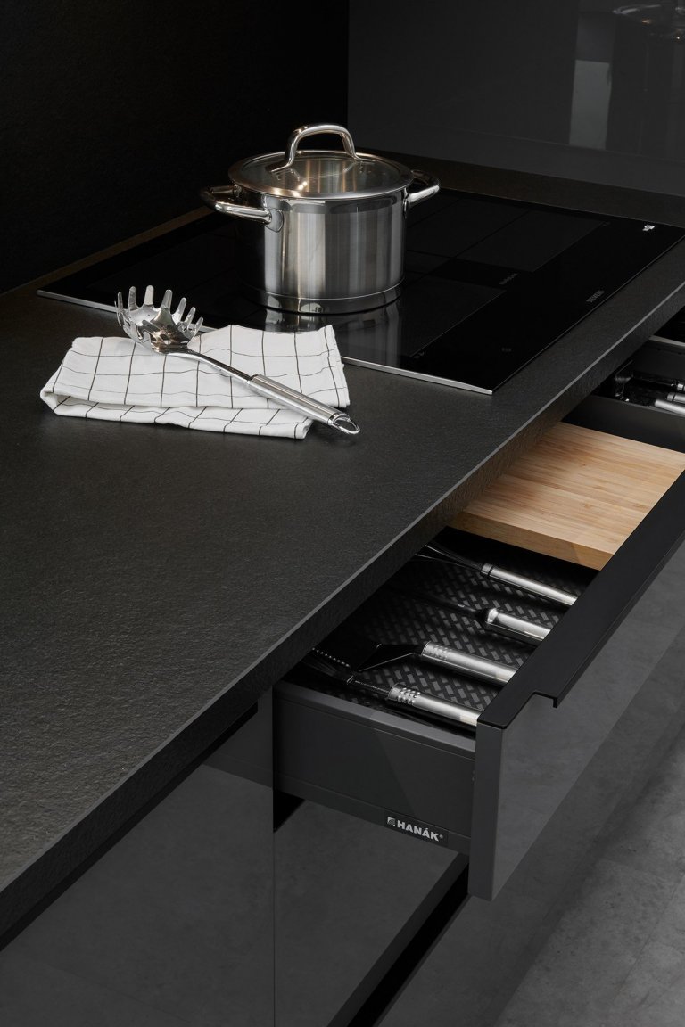 Luxusní dům s prosklením, díky kterému je zajištěno přirozené denní světlo v interiéru. To dává ještě více vyniknout našemu nábytku, který byl navržen v…