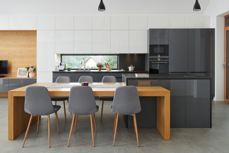 Luxusní dům s prosklením, díky kterému je zajištěno přirozené denní světlo v interiéru. To dává ještě více vyniknout našemu nábytku, který byl navržen v…