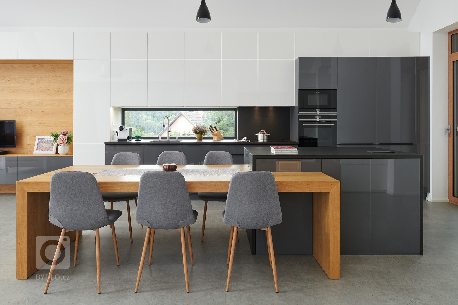 Luxusní dům s prosklením, díky kterému je zajištěno přirozené denní světlo v interiéru. To dává ještě více vyniknout našemu nábytku, který byl navržen v…