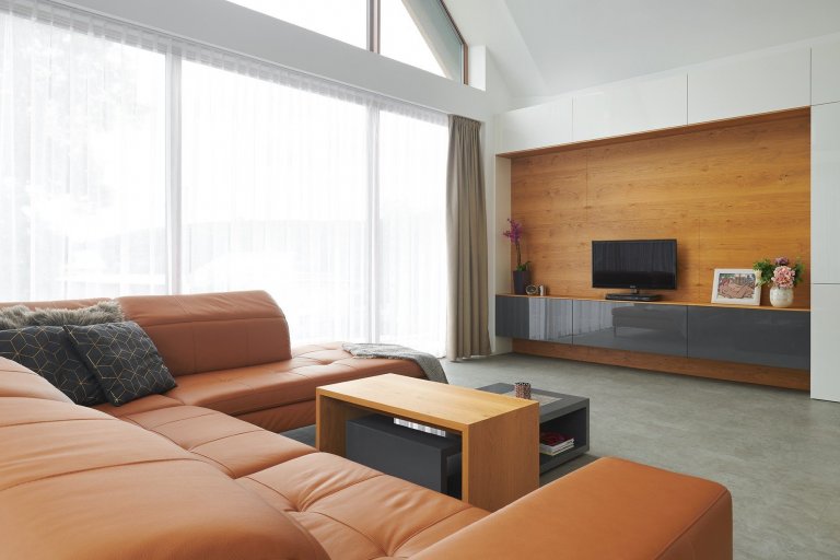 Luxusní dům s prosklením, díky kterému je zajištěno přirozené denní světlo v interiéru. To dává ještě více vyniknout našemu nábytku, který byl navržen v…