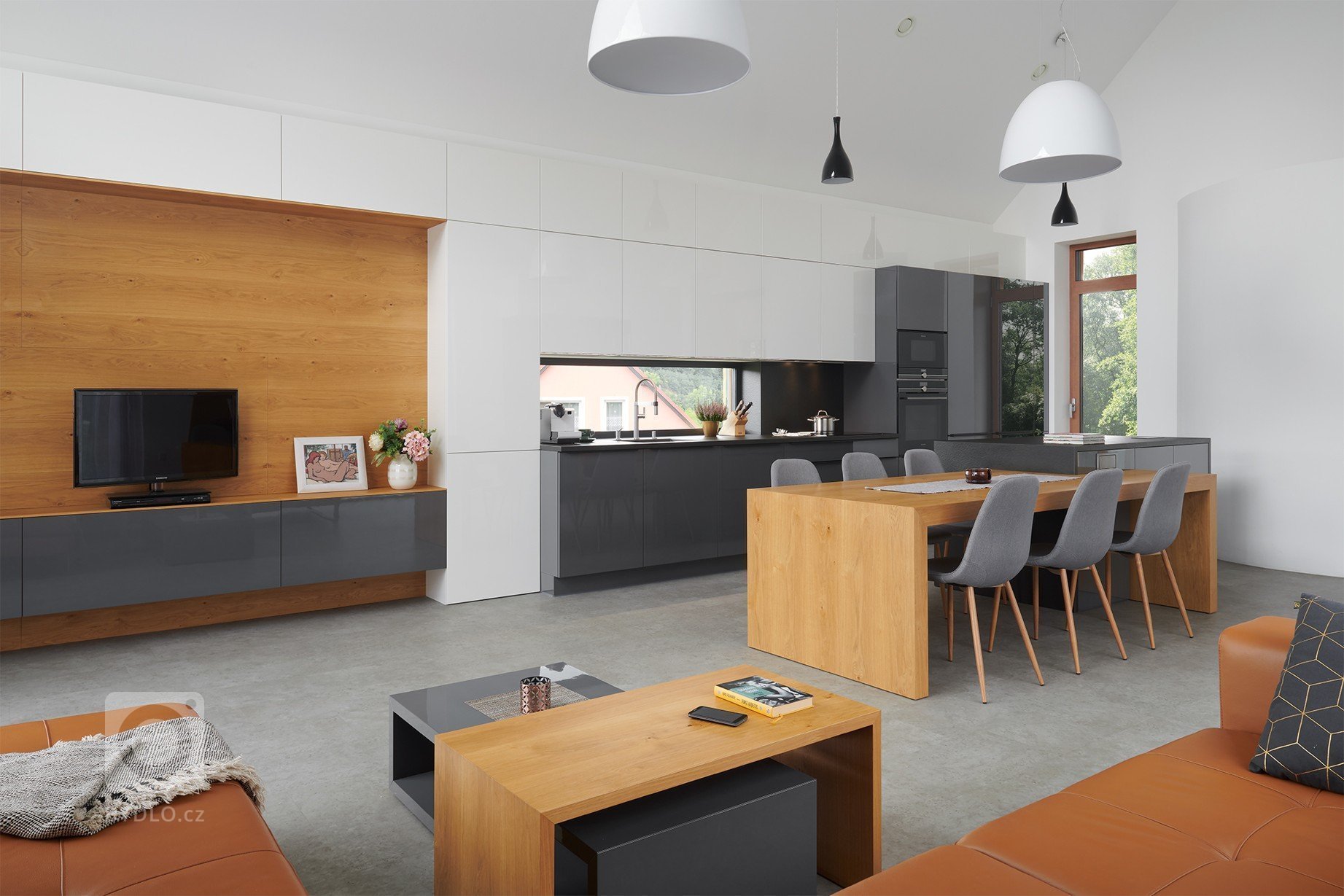 Luxusní dům s prosklením, díky kterému je zajištěno přirozené denní světlo v interiéru. To dává ještě více vyniknout našemu nábytku, který byl navržen v…