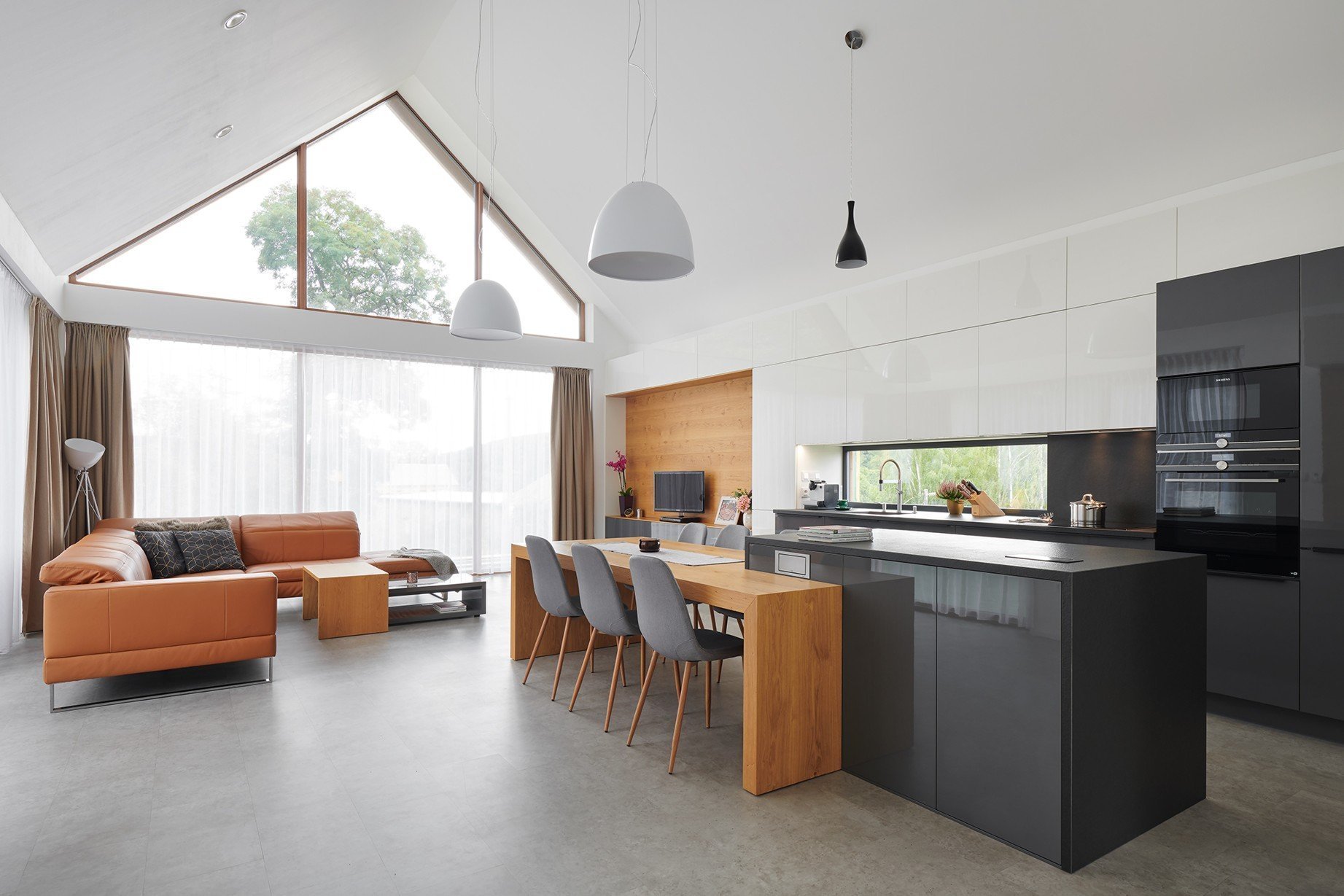 Luxusní dům s prosklením, díky kterému je zajištěno přirozené denní světlo v interiéru. To dává ještě více vyniknout našemu nábytku, který byl navržen v…