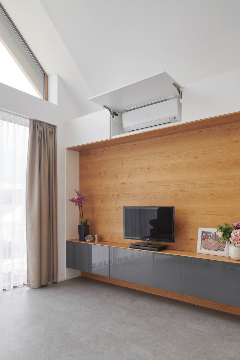 Luxusní dům s prosklením, díky kterému je zajištěno přirozené denní světlo v interiéru. To dává ještě více vyniknout našemu nábytku, který byl navržen v…