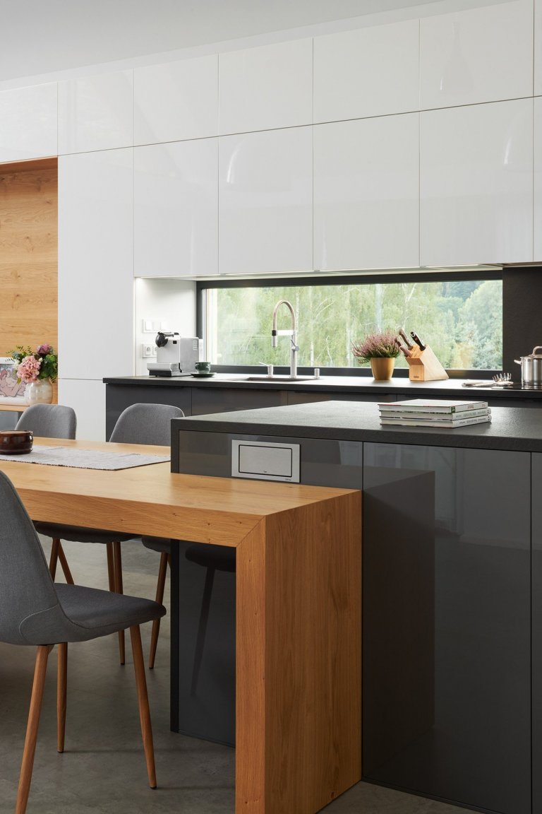 Luxusní dům s prosklením, díky kterému je zajištěno přirozené denní světlo v interiéru. To dává ještě více vyniknout našemu nábytku, který byl navržen v…