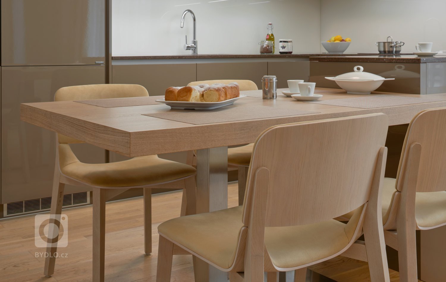 V tomto otevřeném interiéru najdete kombinaci tří&nbsp;provedení, které spolu dokonale ladí. Jedná se o oboustraný lak mocca&nbsp;a champagne ve vysokém lesku…