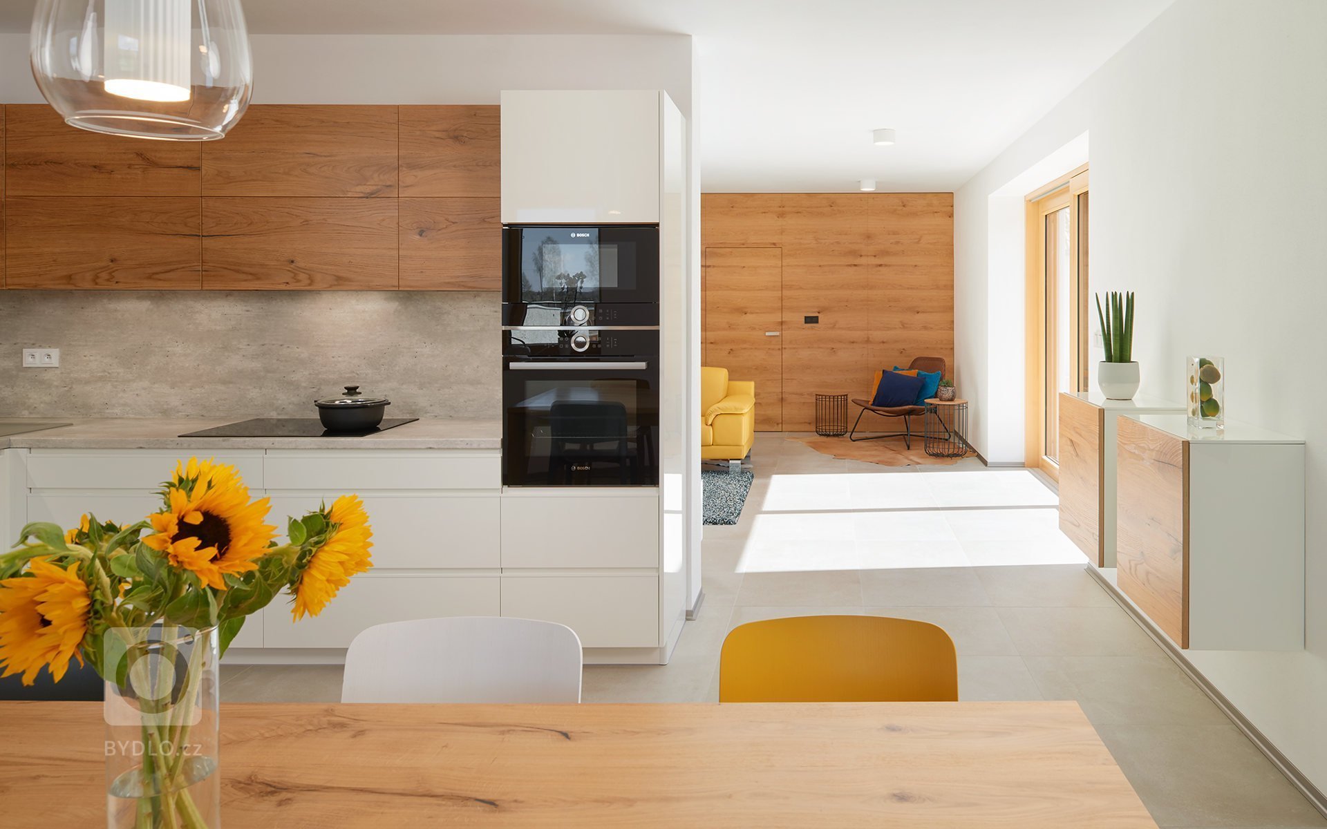 Venkovský dům s interiérem v oblíbeném řešení barev v kuchyních českých klientů. K bílým lakovaným plochám byla vybrána do kombinace dýha dub rustikal old.…