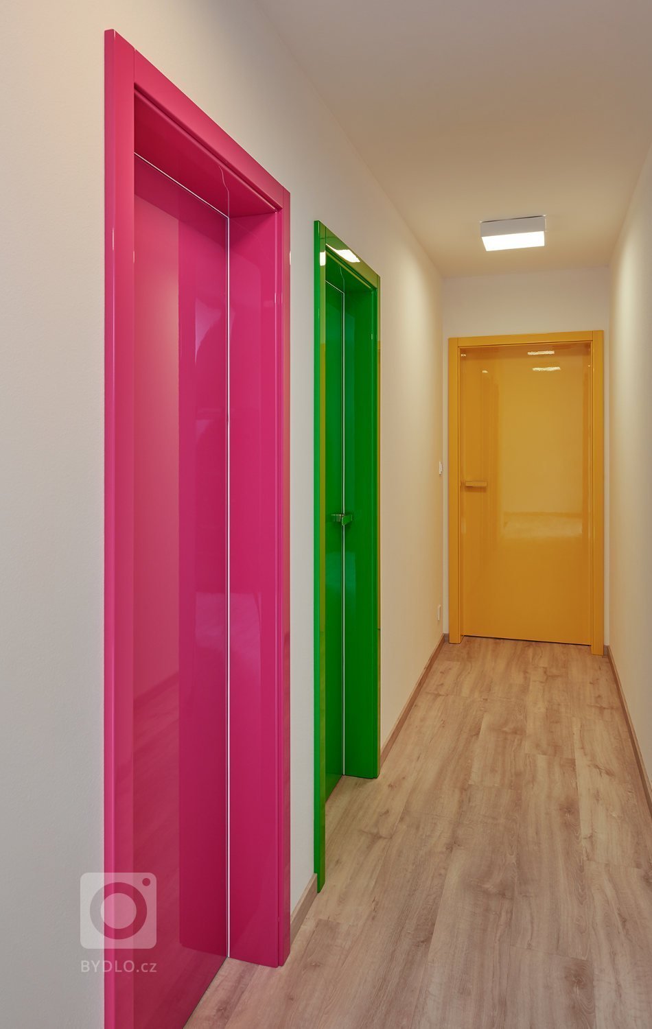 Venkovský dům s interiérem v oblíbeném řešení barev v kuchyních českých klientů. K bílým lakovaným plochám byla vybrána do kombinace dýha dub rustikal old.…