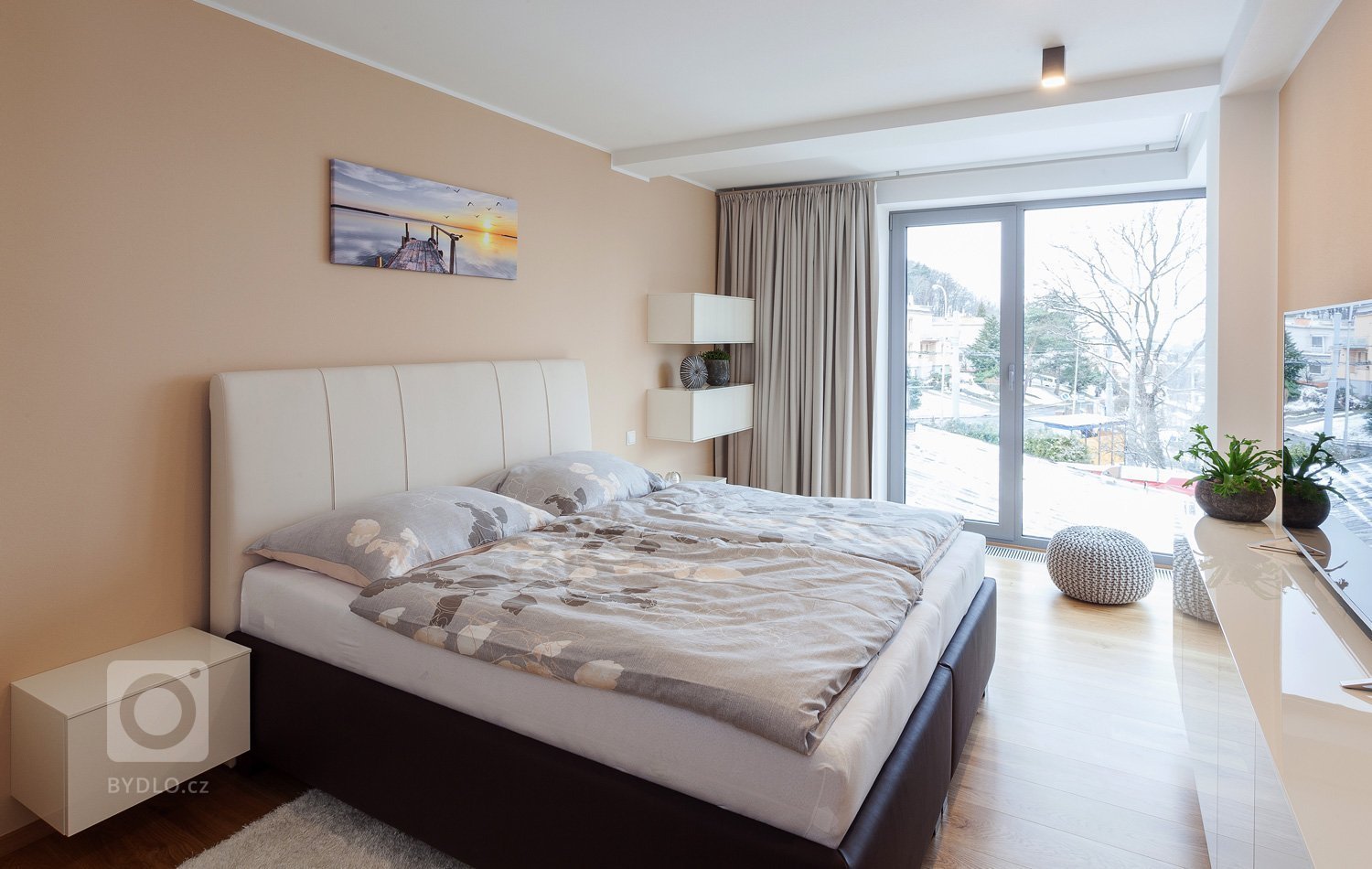 Vkusný interiér v jednotném uceleném designu. Celým interiérem se prolínají čisté rovné linie a to nejen v kuchyni a obývacím pokoji, ale i v koupelně, pokoji…