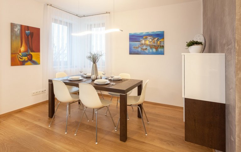 Vkusný interiér v jednotném uceleném designu. Celým interiérem se prolínají čisté rovné linie a to nejen v kuchyni a obývacím pokoji, ale i v koupelně, pokoji…