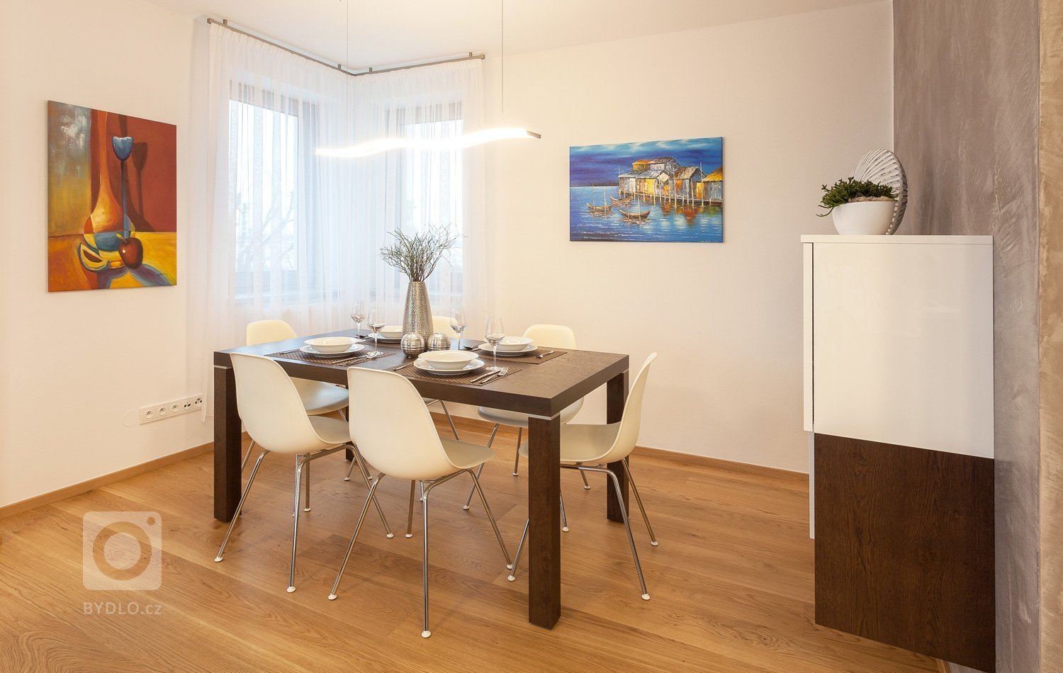 Vkusný interiér v jednotném uceleném designu. Celým interiérem se prolínají čisté rovné linie a to nejen v kuchyni a obývacím pokoji, ale i v koupelně, pokoji…