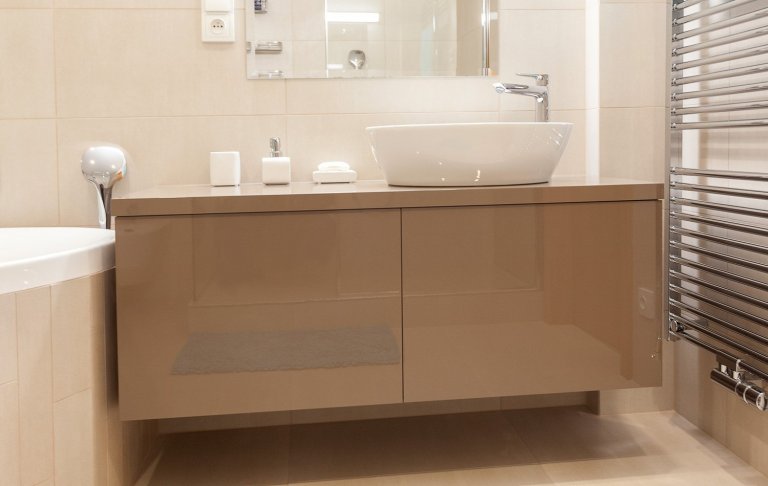 Vkusný interiér v jednotném uceleném designu. Celým interiérem se prolínají čisté rovné linie a to nejen v kuchyni a obývacím pokoji, ale i v koupelně, pokoji…
