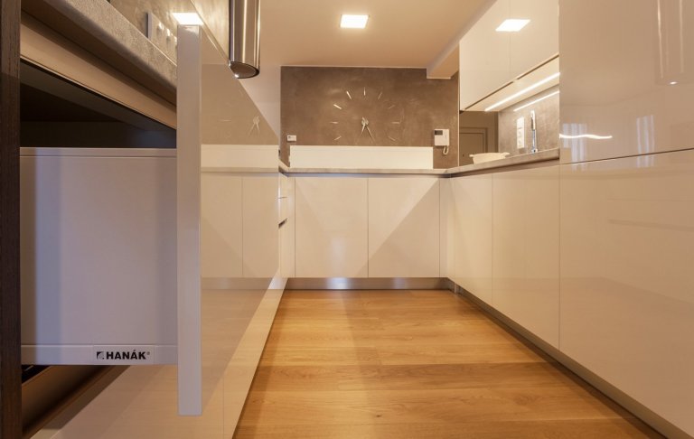 Vkusný interiér v jednotném uceleném designu. Celým interiérem se prolínají čisté rovné linie a to nejen v kuchyni a obývacím pokoji, ale i v koupelně, pokoji…
