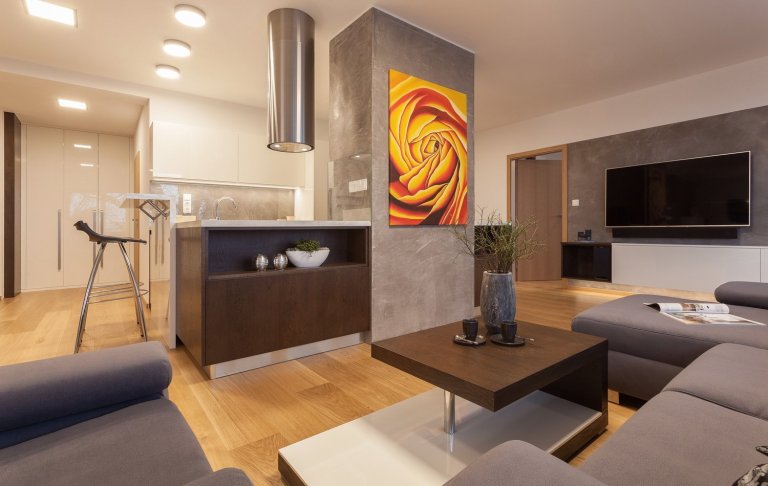 Vkusný interiér v jednotném uceleném designu. Celým interiérem se prolínají čisté rovné linie a to nejen v kuchyni a obývacím pokoji, ale i v koupelně, pokoji…