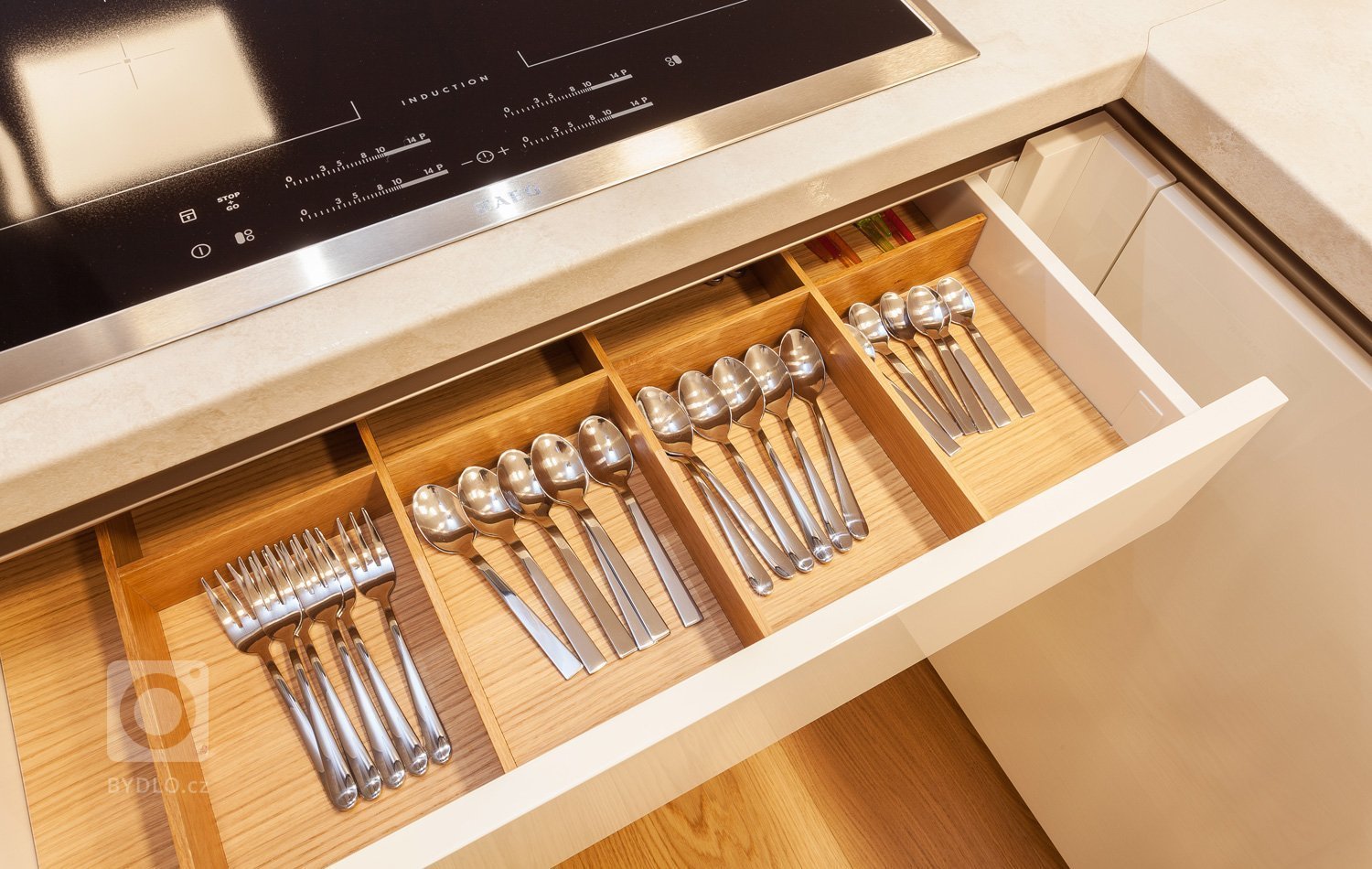 Vkusný interiér v jednotném uceleném designu. Celým interiérem se prolínají čisté rovné linie a to nejen v kuchyni a obývacím pokoji, ale i v koupelně, pokoji…