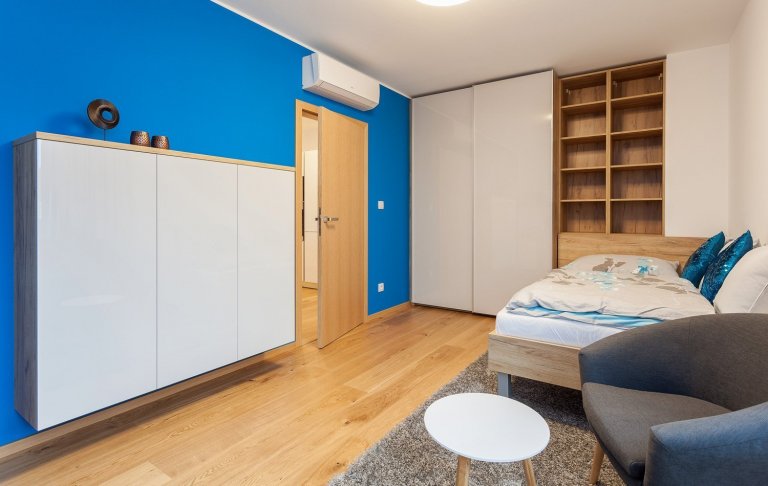 Vkusný interiér v jednotném uceleném designu. Celým interiérem se prolínají čisté rovné linie a to nejen v kuchyni a obývacím pokoji, ale i v koupelně, pokoji…