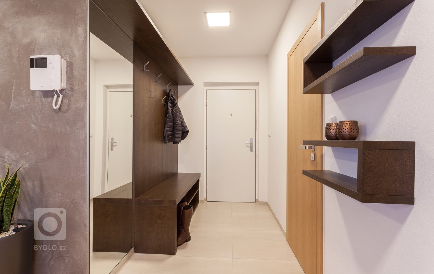 Vkusný interiér v jednotném uceleném designu. Celým interiérem se prolínají čisté rovné linie a to nejen v kuchyni a obývacím pokoji, ale i v koupelně, pokoji…