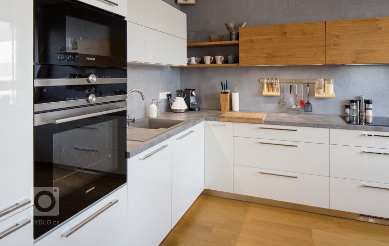 add picture to album