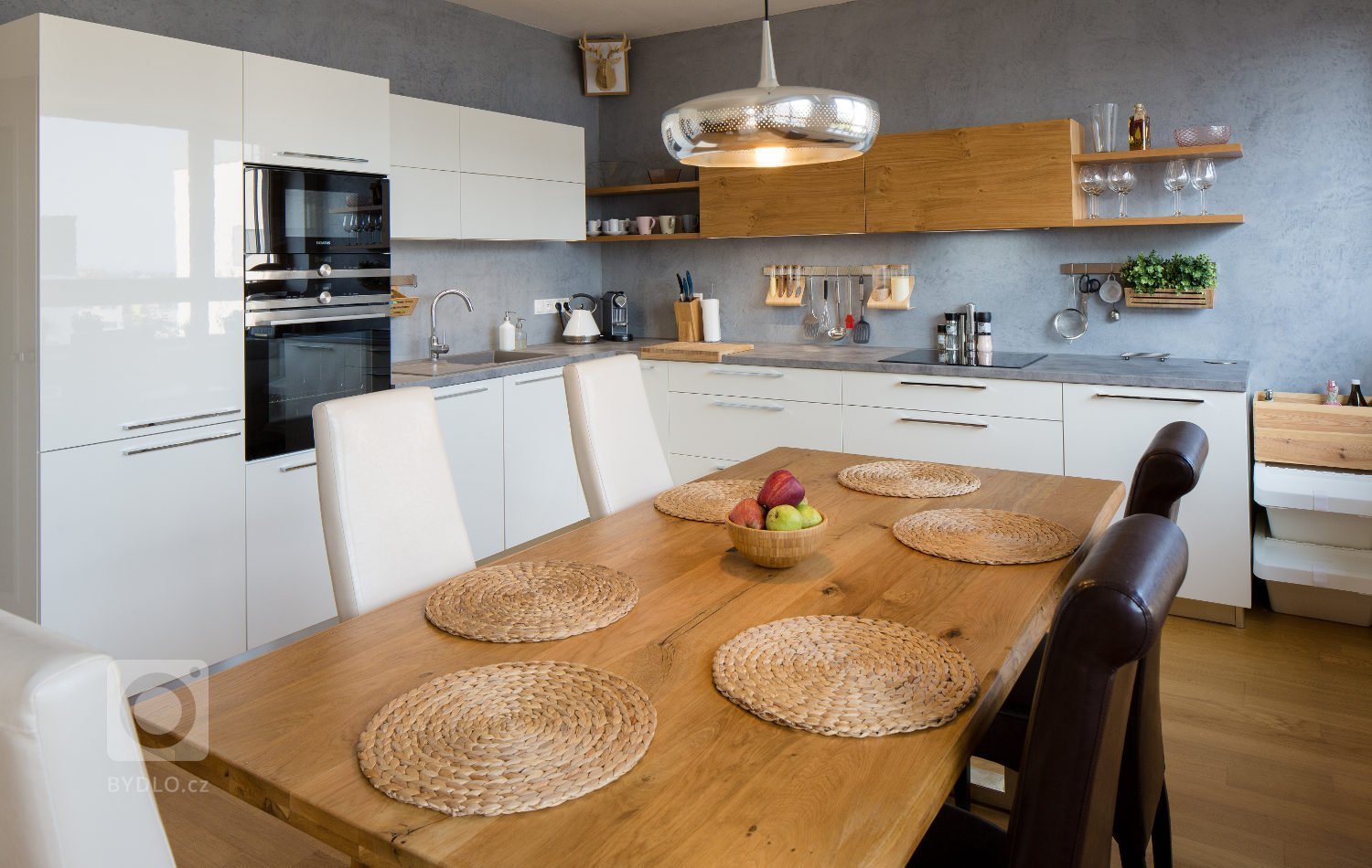 Představujeme prostornou&nbsp;sestavu do tvaru L. Nabídne vše pro pohodlnou práci v kuchyni. Chladný bílý lak příjemně doplňuje medový odstín dýhy, který…