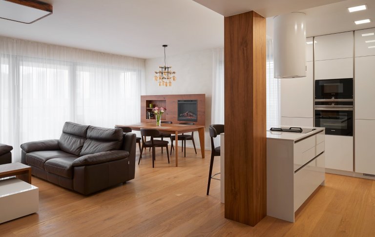 Krásné vybavení interiéru v nové pražské rezidenci. Obliba kombinace bílého laku a dřevodekoru v interiérovém nábytku je už řadu let velmi populární. Důraz se…