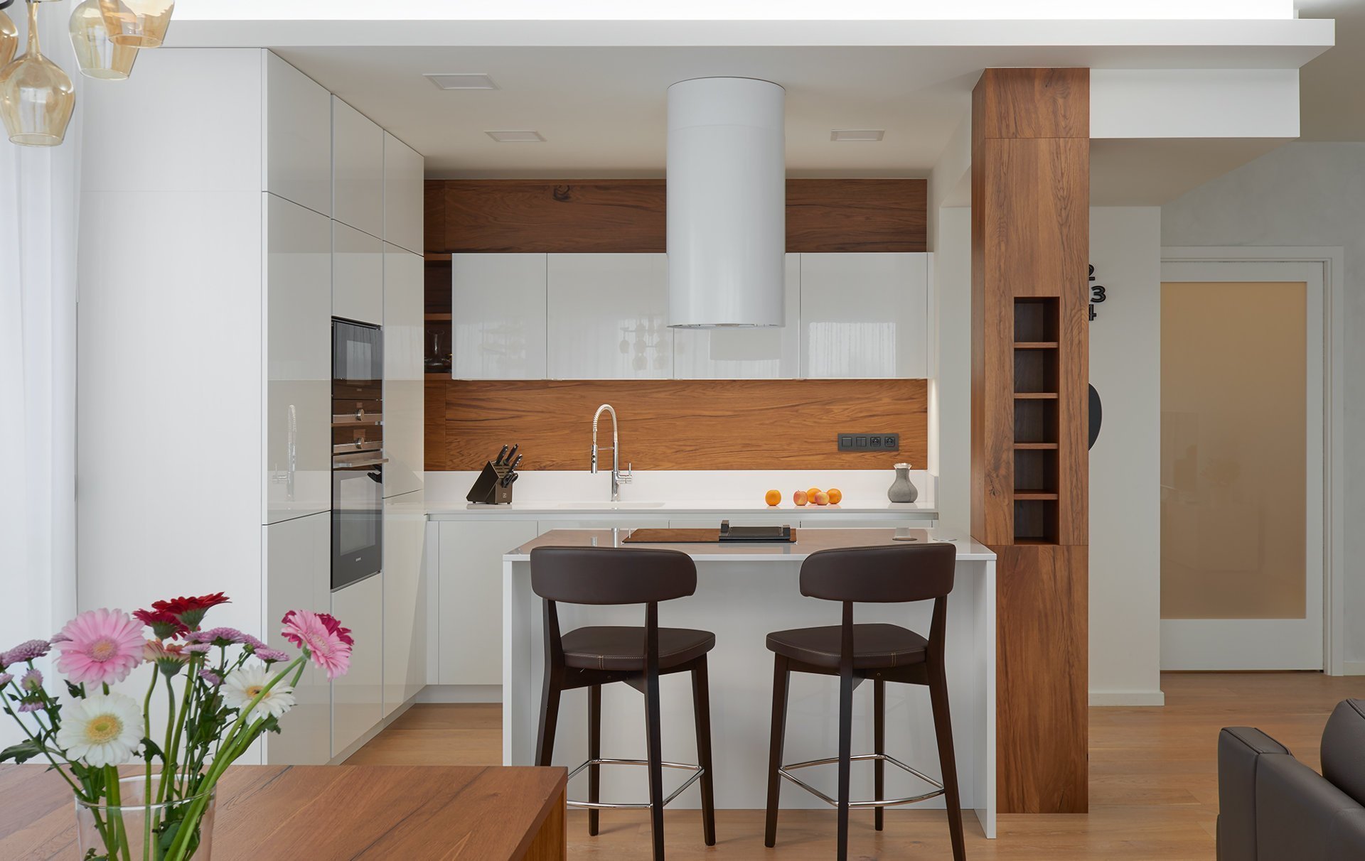 Krásné vybavení interiéru v nové pražské rezidenci. Obliba kombinace bílého laku a dřevodekoru v interiérovém nábytku je už řadu let velmi populární. Důraz se…