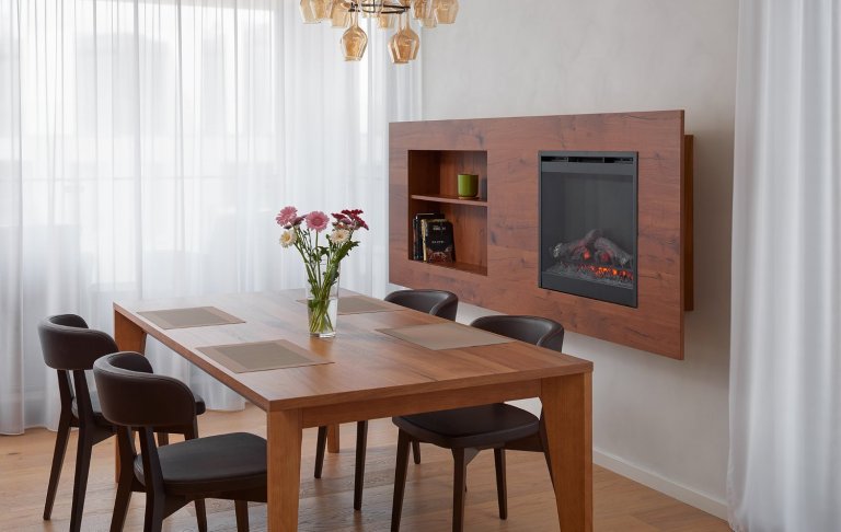 Krásné vybavení interiéru v nové pražské rezidenci. Obliba kombinace bílého laku a dřevodekoru v interiérovém nábytku je už řadu let velmi populární. Důraz se…